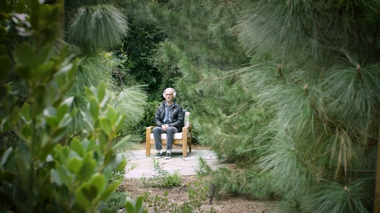 Moby ascolta e produce musica ambient che ascolta in cuffia per relax, meditazione. calma e per conciliare il sonno
