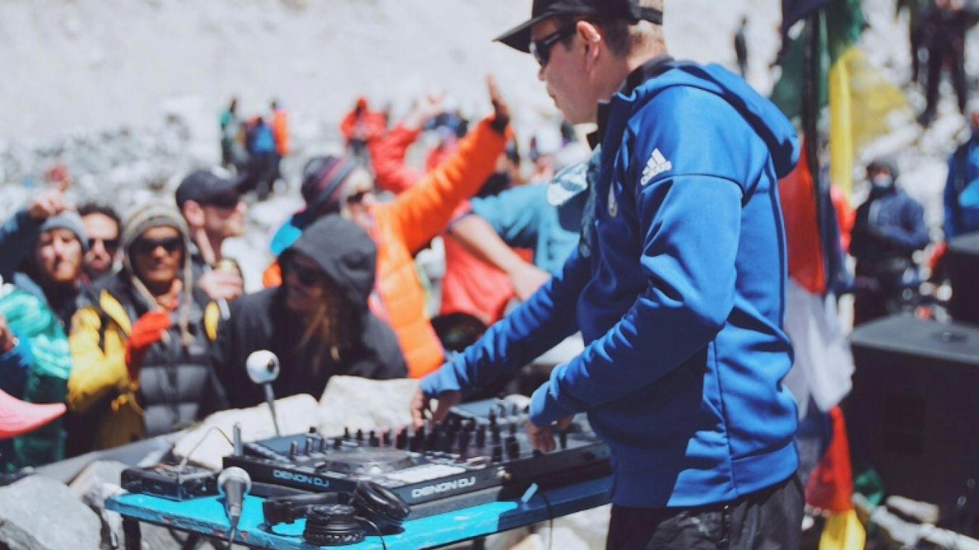 Paul Oakenfold in console apre le danze sull'Everest