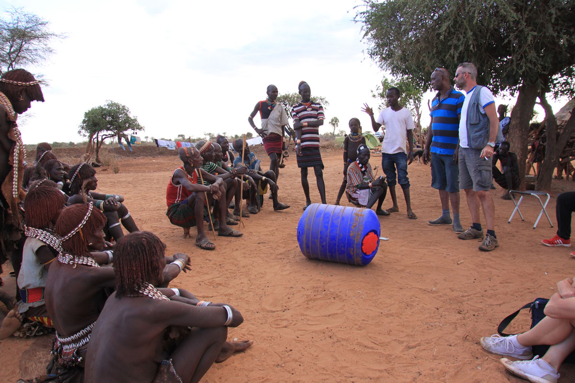 Un momento di confronto nel villaggio di Arna