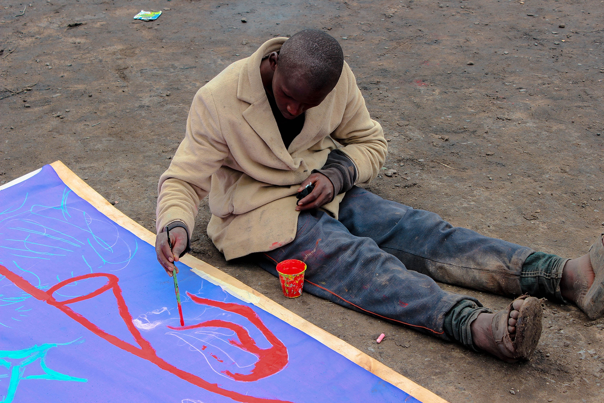 I ragazzi dipingono il matatu dragone