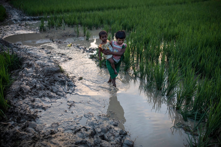 Bambini in un campo sommerso da un'alluvione