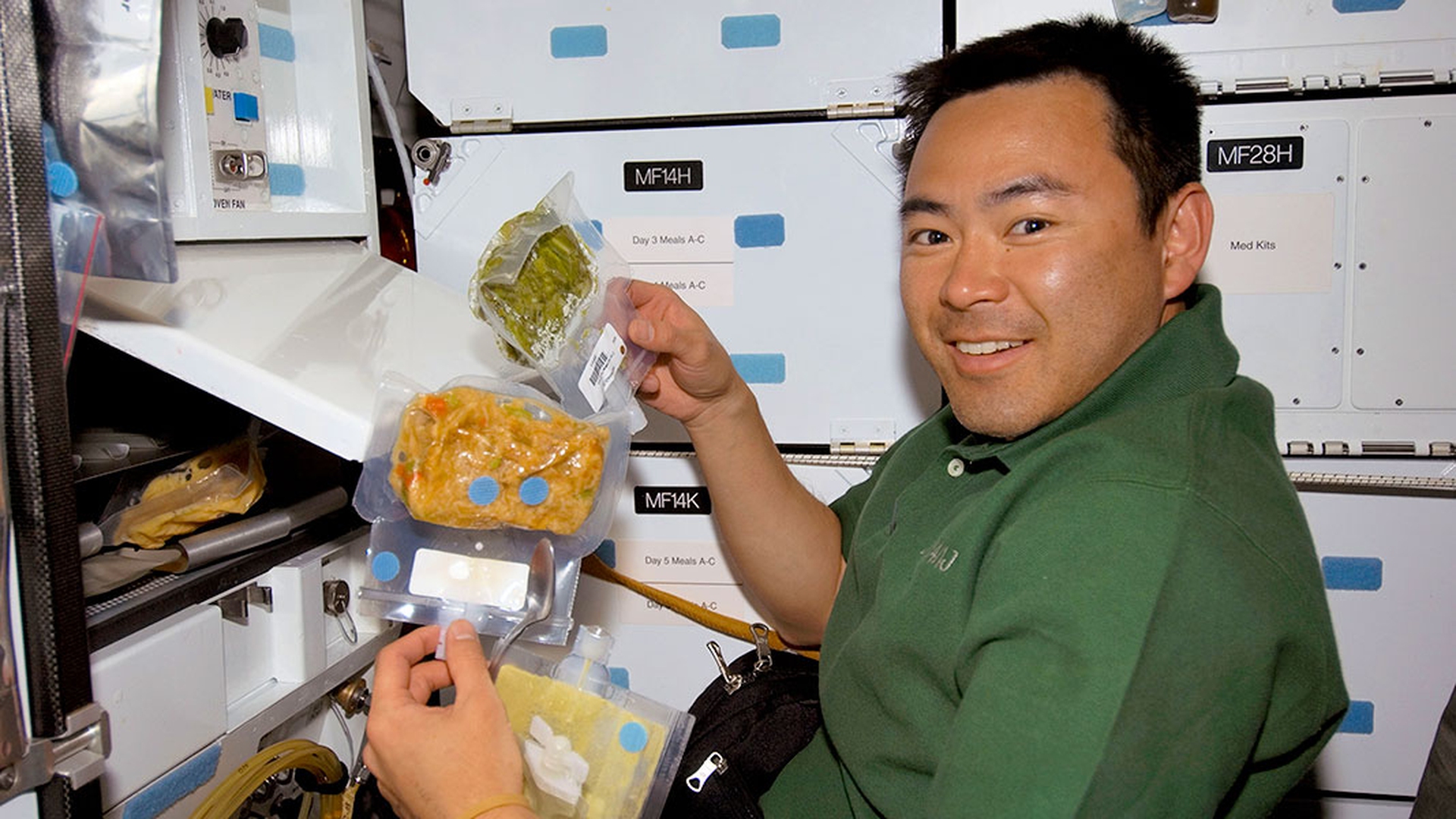 Cibo nello spazio. Dai cubetti dell'Apollo 13 ai legumi Slow Food di Samantha Cristoforetti