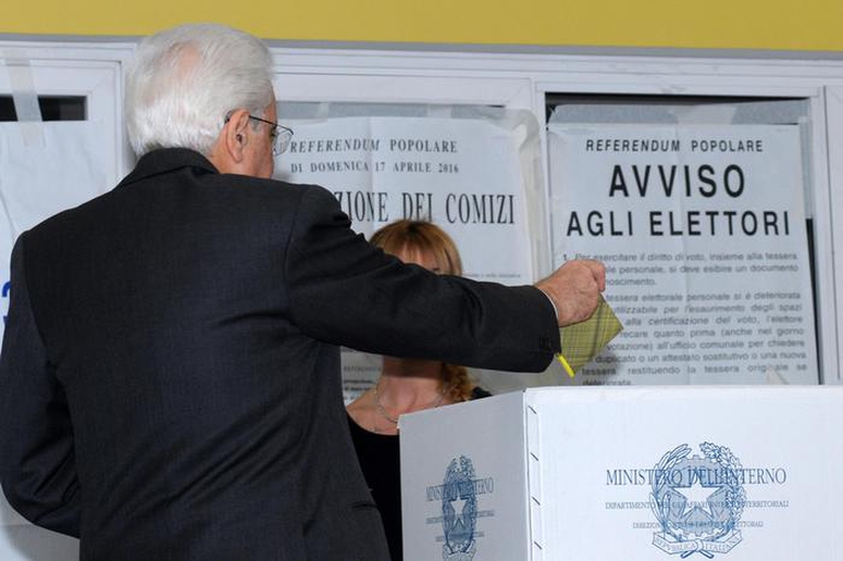 Il presidente della Repubblica Sergio Mattarella infila la scheda nell'urna dopo aver votato per il referendum sulle trivelle, Palermo, 17 aprile 2016. Il Capo dello Stato ha votato nel seggio allestito nella scuola statale Piazzi, in via Rutelli, a poca distanza dalla sua abitazione in via Libertà.  ANSA/ MIKE PALAZZOTTO