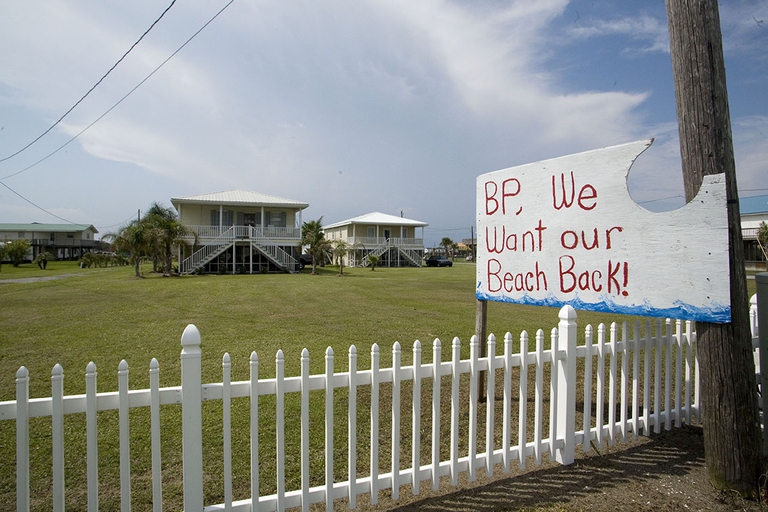 "BP, vogliamo indietro la nostra spiaggia" cartello di protesta, Grand Isle. ©Giada Connestari