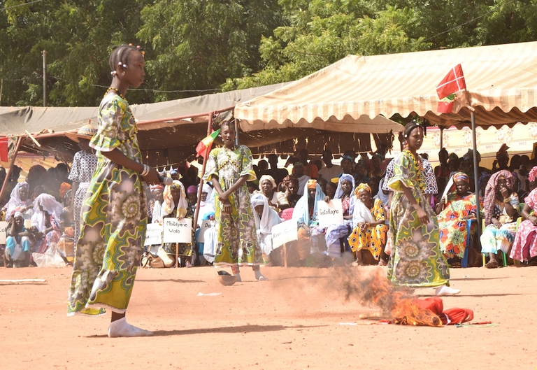 Girls burn materials used for FGC at public declaration to abandon the practice in Kaolack, Senegal in 2015 © Tostan