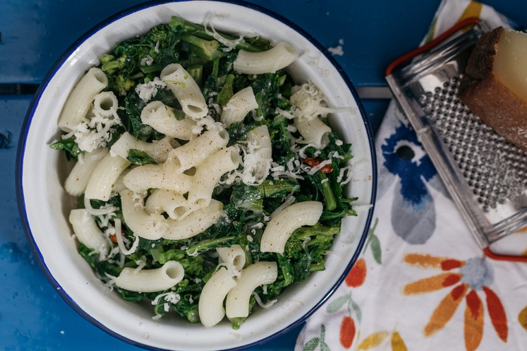 Pasta di mais bianco con cime di rapa e pecorino