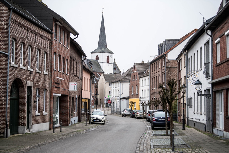 strada tedesca in paesino con case marroni coronavirus