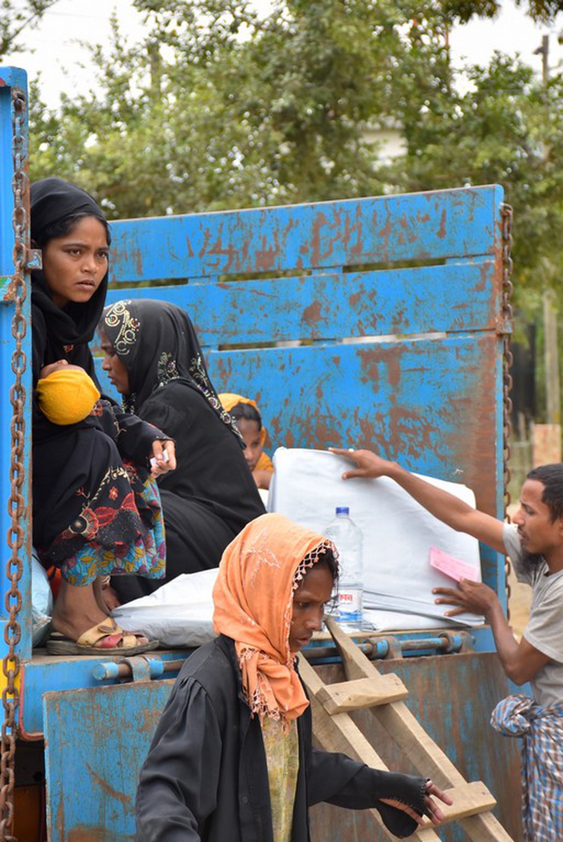 Donne rohingya aspettano di essere ricollocate