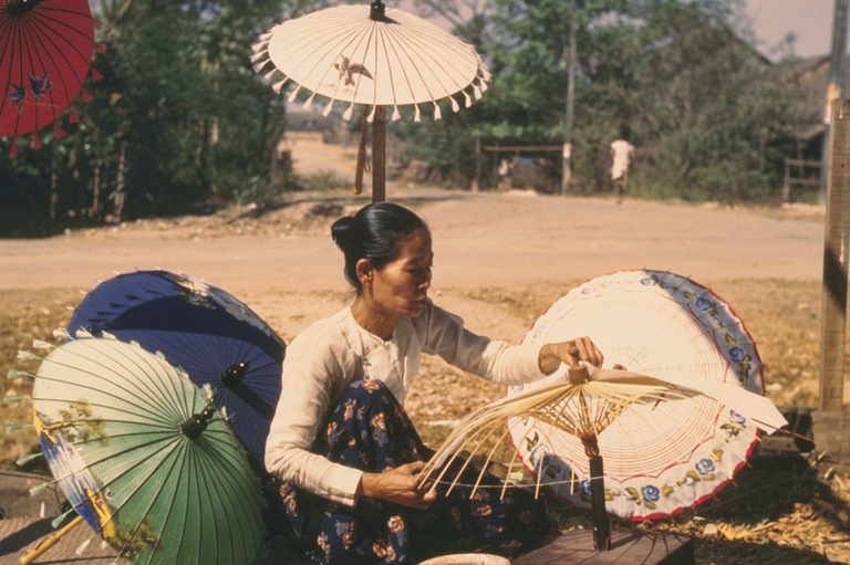 Donna birmana che realizza ombrelli 