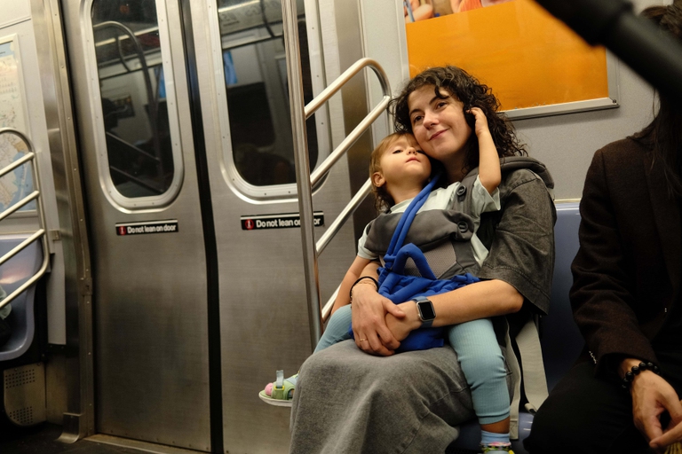 app di meditazione mamma con bambino in metropolitana