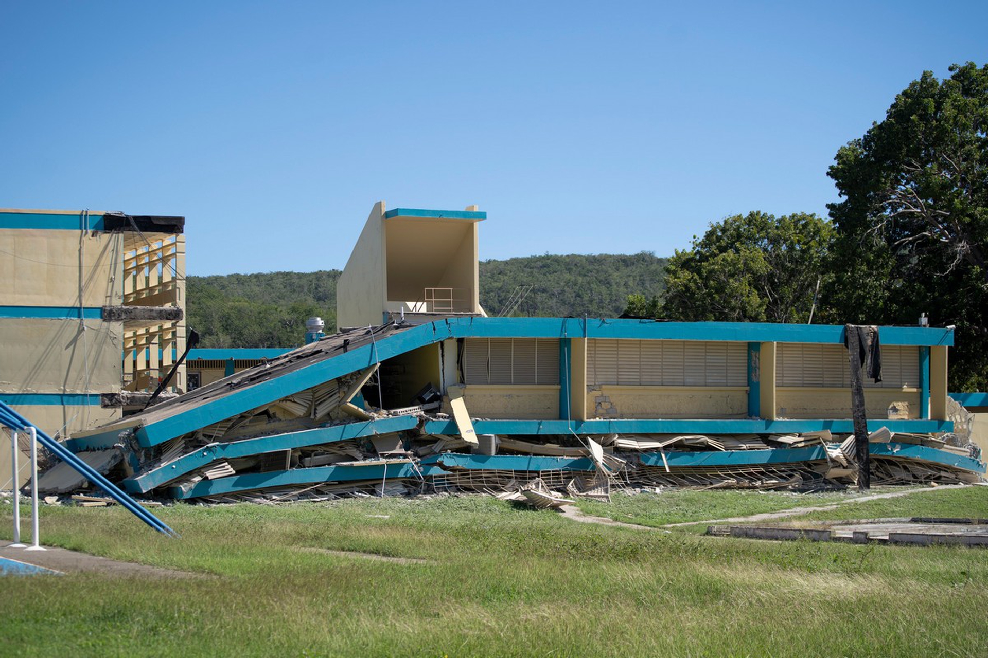 Una scuola crollata in Porto Rico