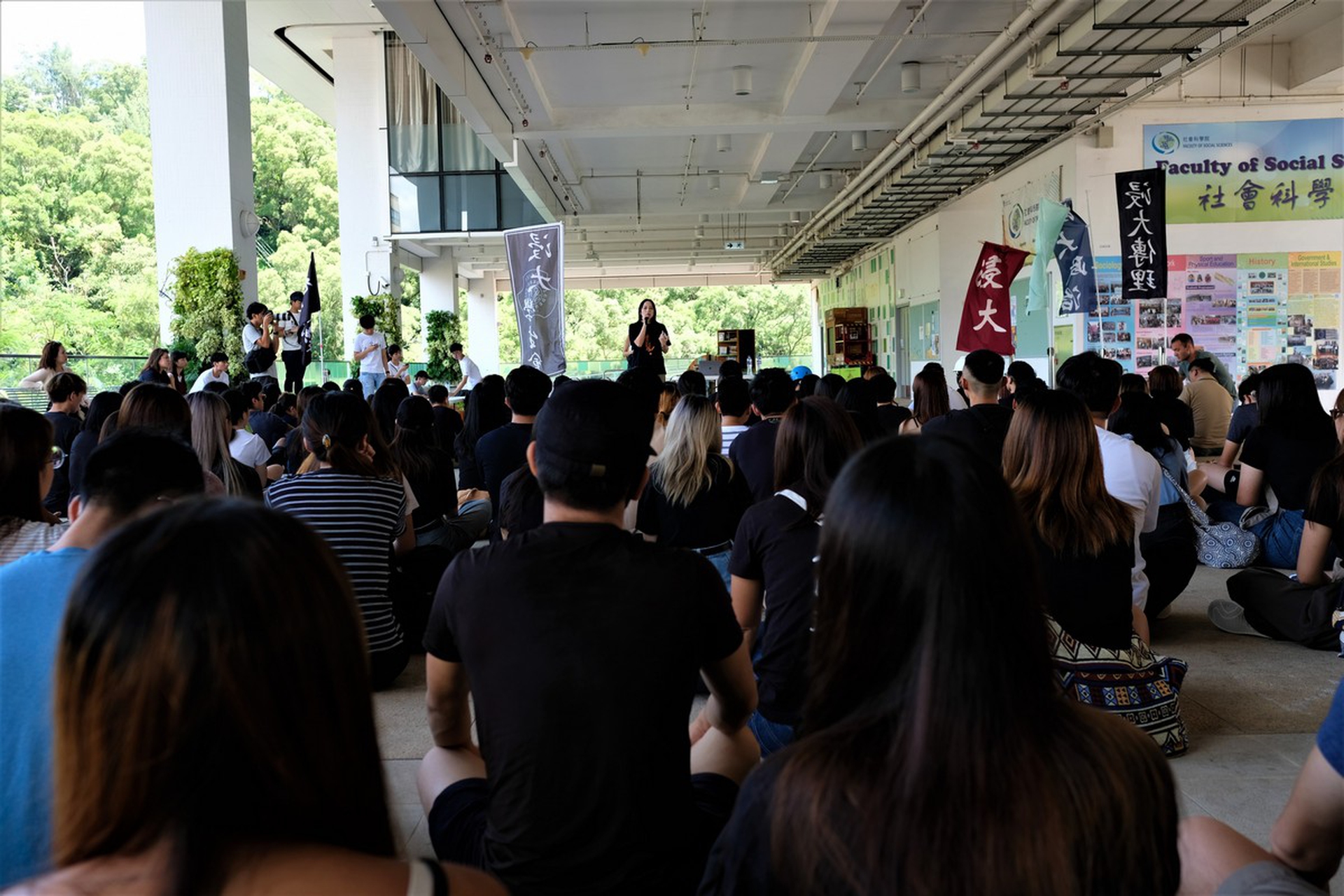 Una delle Assemblee di attivisti nella Baptist University di Hong Kong