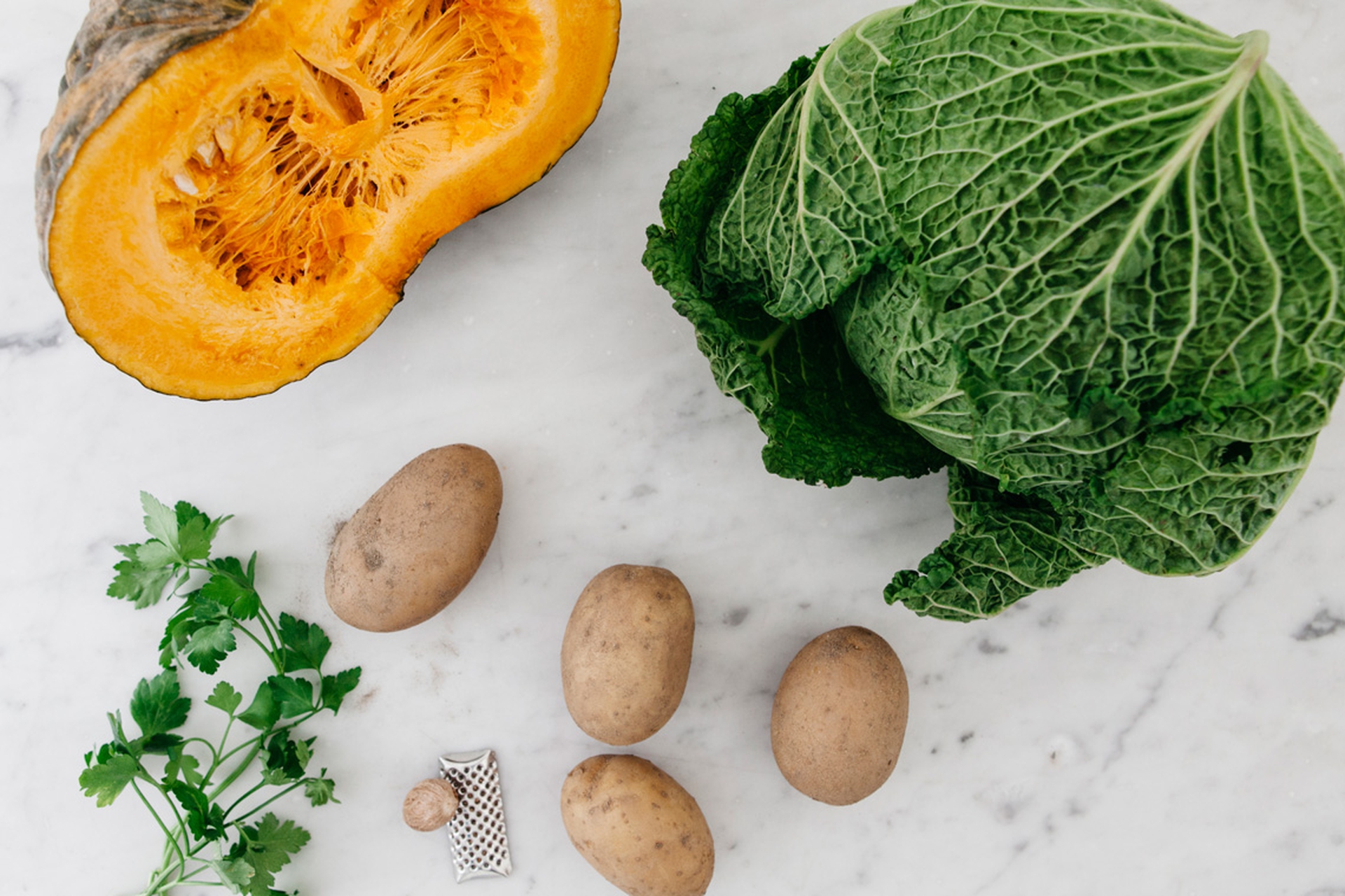 Ingredienti per i fagottini di verza ripieni di patate e zucca