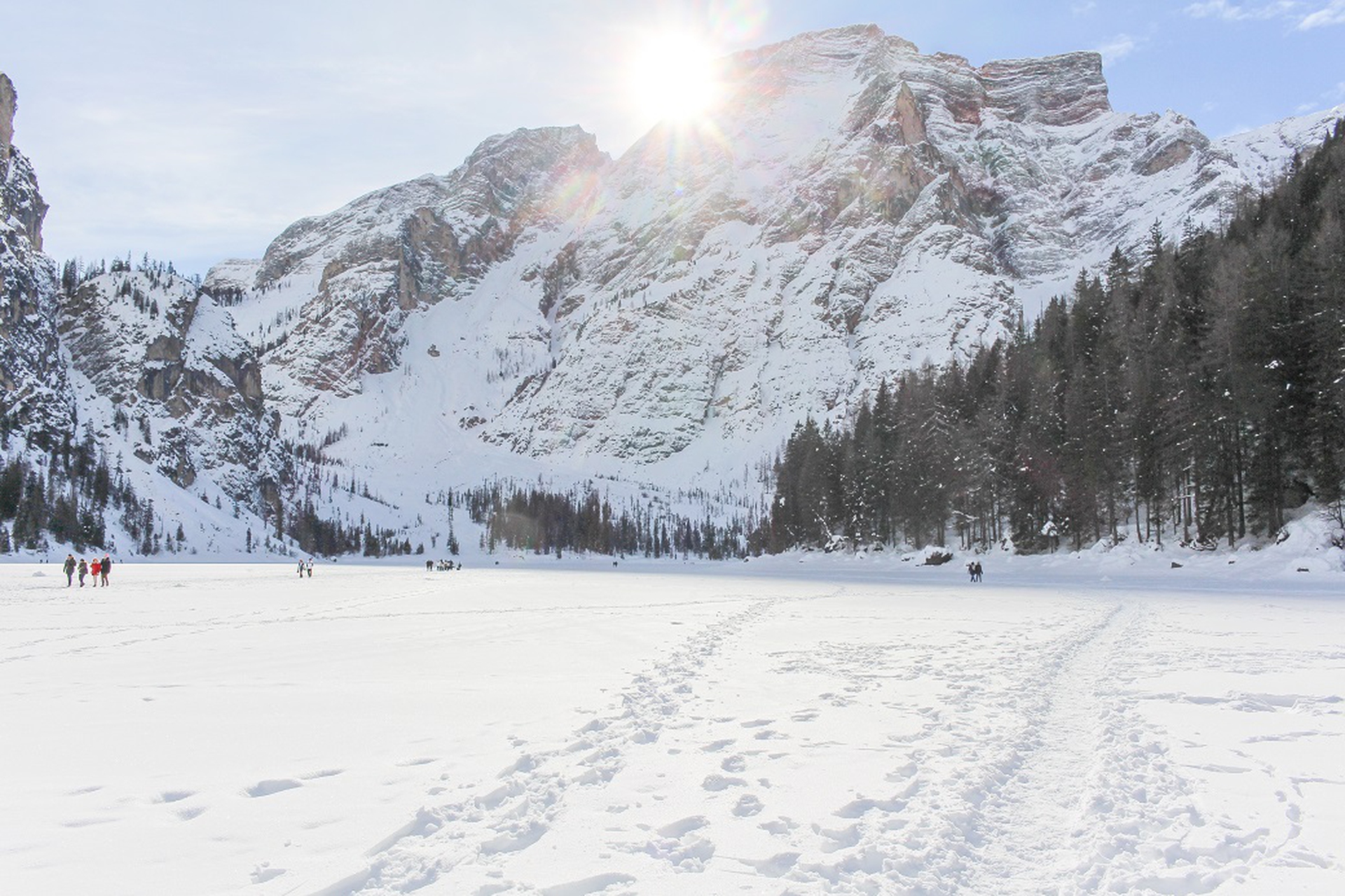 Il lago di Braies è circondato su tre lati da cime dolomitiche, tra cui la Croda del Becco