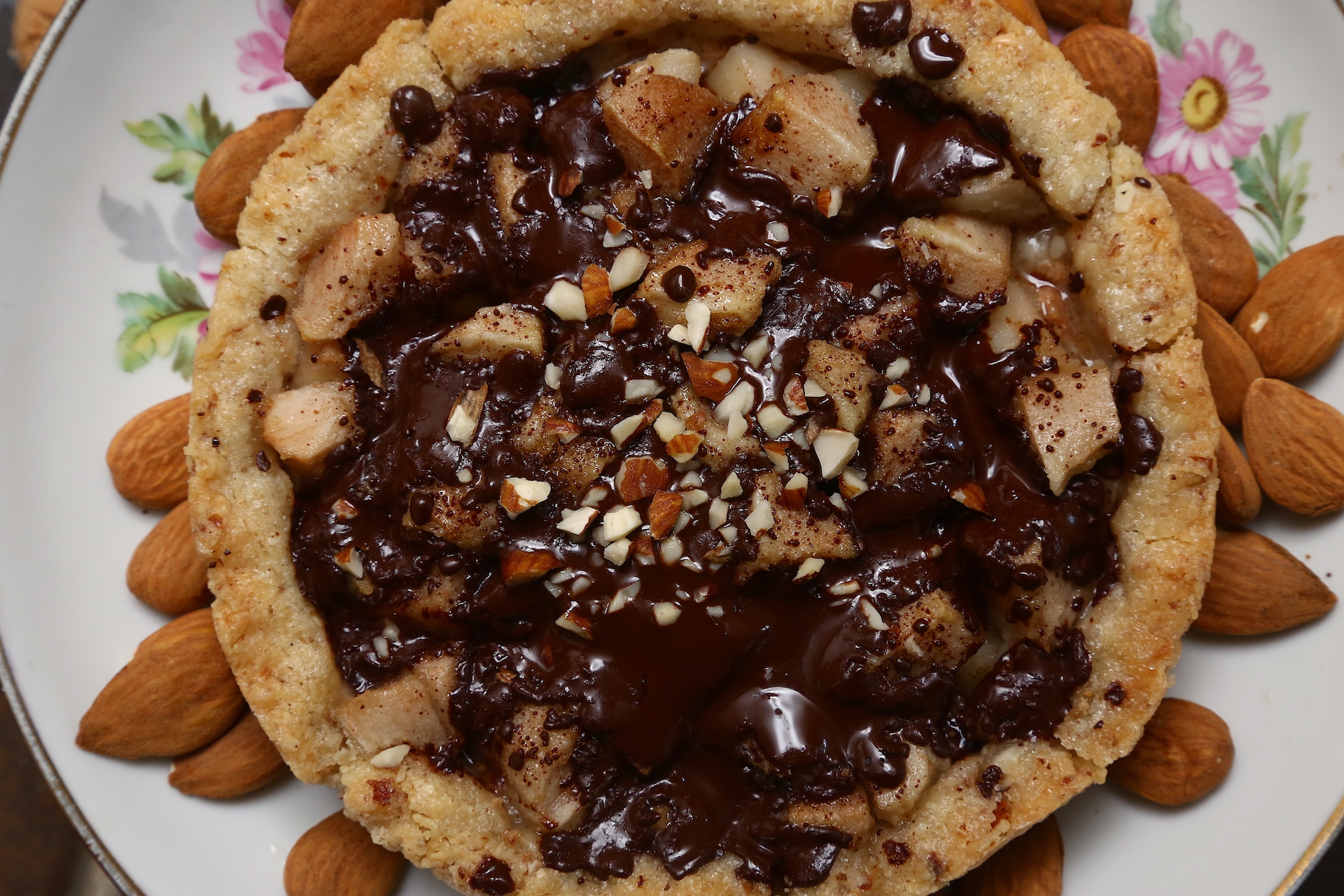 Crostata di pere e cioccolato con impasto alle mandorle, la ricetta