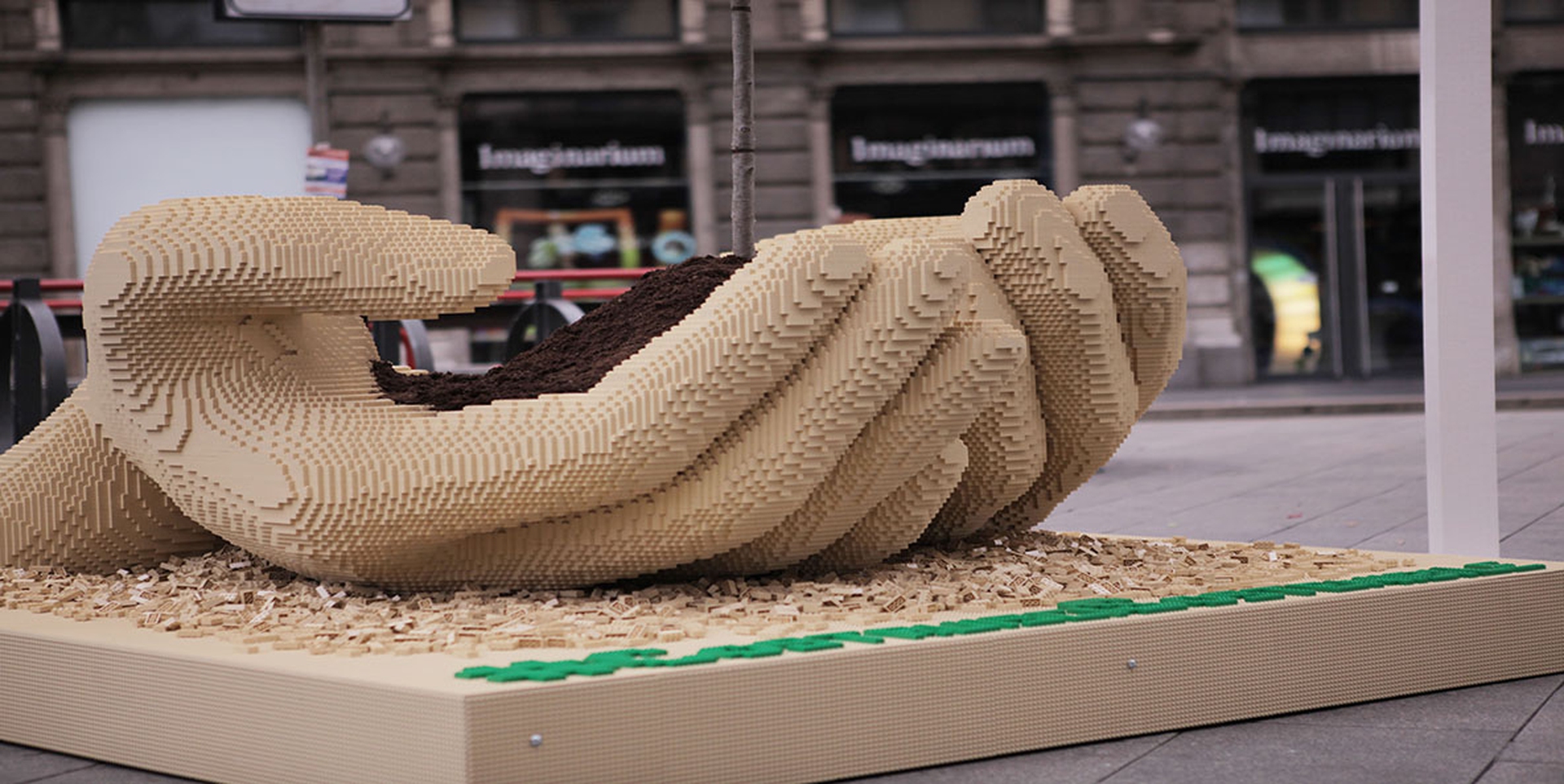 La scultura di Lego Build the Change 2016 di Rick Brick