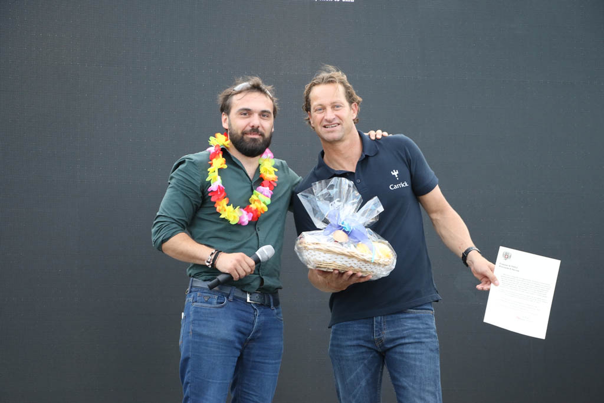 Alessandro Fiorito, vicesindaco di Noli, insignisce Chris Bertish della cittadinanza onoraria