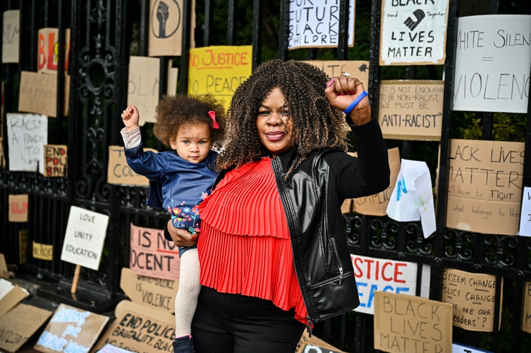 mamma e figlia a una manifestazione black lives matter