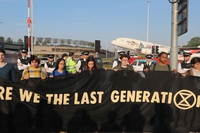 Londra, Extinction Rebellion annuncia azioni di protesta per bloccare l’aeroporto di Heathrow