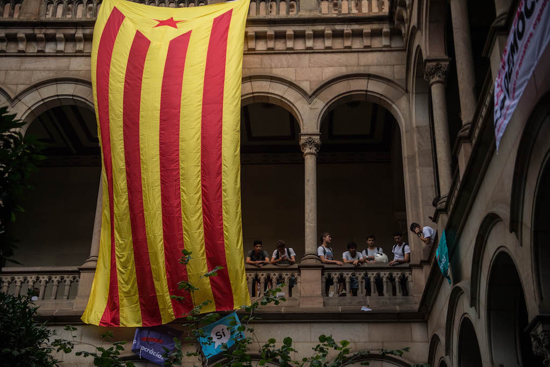 La bandiera indipendentista della Catalogna nell'università di Barcellona