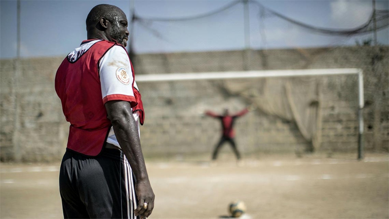 Membro dell’etnia kru, quindi non dell’élite che ha tradizionalmente dominato la vita politica della Liberia, George Weah è nato in una famiglia povera in una bidonville di Monrovia. La sua vita ha svoltato nel 1988, a 22 anni. Allora Weah giocava a calcio in Camerun con la maglia del Tonnerre Yaoundé e il suo talento di formidabile attaccante fu fiutato da Arséne Wenger, all’epoca allenatore del Monaco. Portato in Europa, Weah ha giocato per 14 anni in Francia, Italia e Regno Unito. 