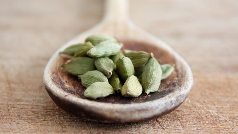 Al momento dell’acquisto meglio è sempre meglio preferire cardamomo verde da macinare al momento; in polvere è facilmente sofisticabile con spezie di minor valore. ©Ingimage