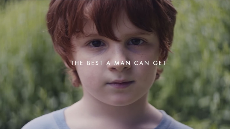 Il nuovo spot di Gillette contro la mascolinità tossica, il bullismo e la violenza sessuale