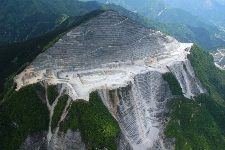 Facciata del monte sacro Buko oggi