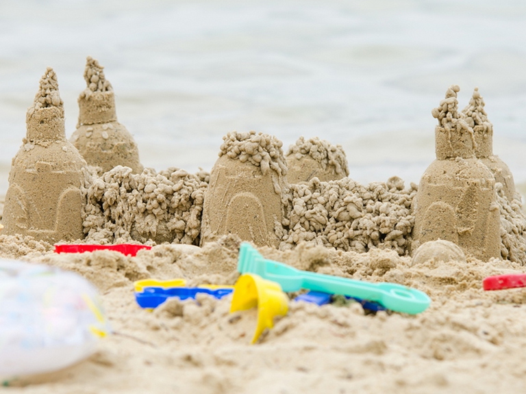 I castelli di sabbia perfetti, in fondo, sono quelli che piacciono ai bambini