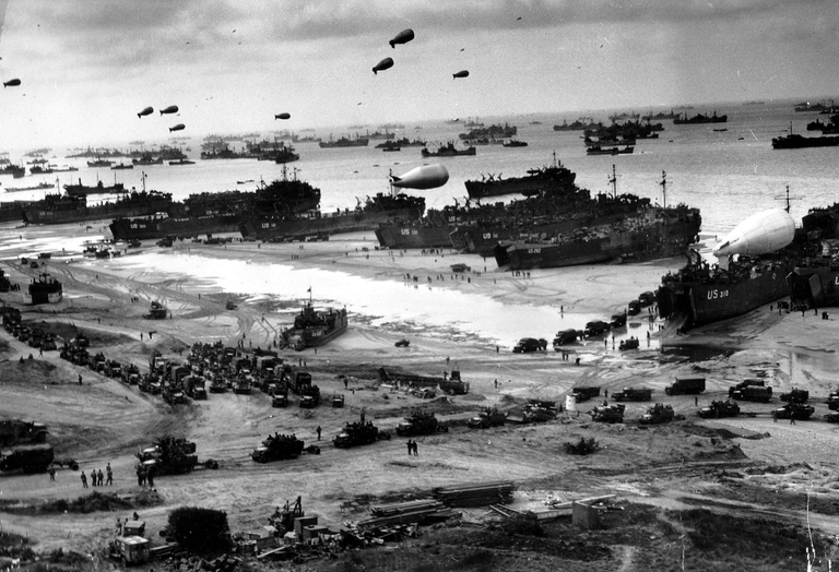 Una celebre immagine dello sbarco in Normandia, scattata il 9 giugno 1944 