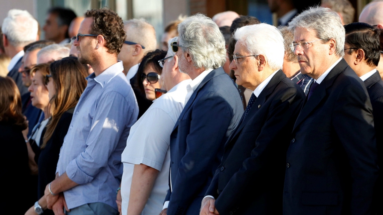 Il ministro Gentiloni, insieme al presidente della Repubblica Sergio Mattarella, all'aeroporto di Ciampino per il rientro delle salme © Getty