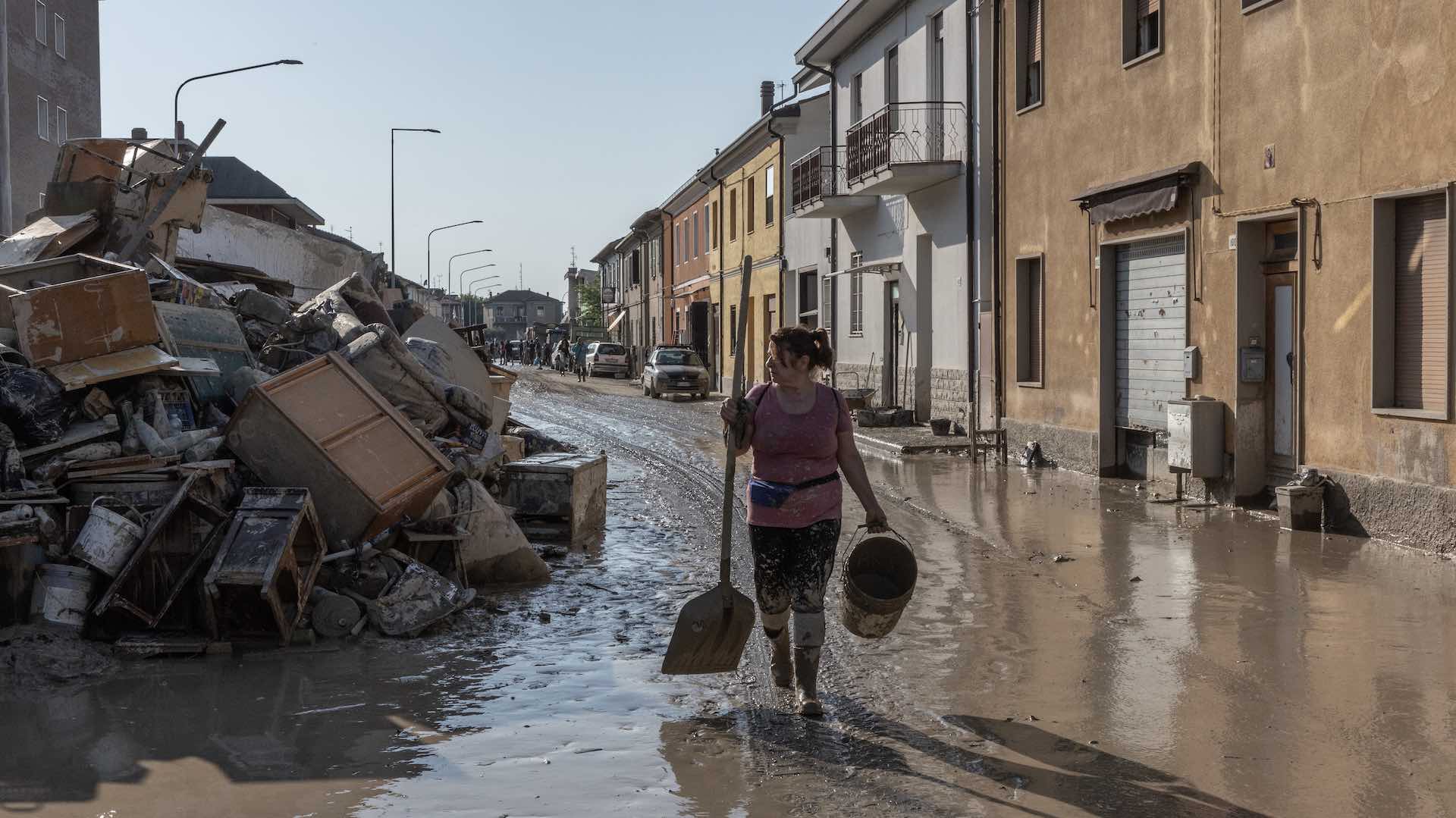 Emilia-Romagna, migliaia di volontari al lavoro nel fango dopo l