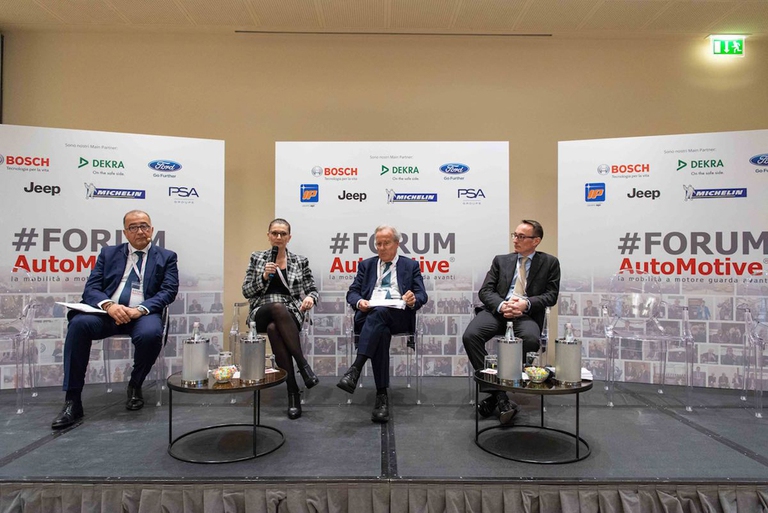 Un momento del Forum Automotive di Milano dove è stato presentato lo studio Doxa sugli italiani e l'auto. da sinistra: Pierluigi Bonora, promotore del Forum, Barbara Galli della Doxa, Enrico Pagliari di Aci e Dario Duse di AlixPartners.©Forum Automotive
