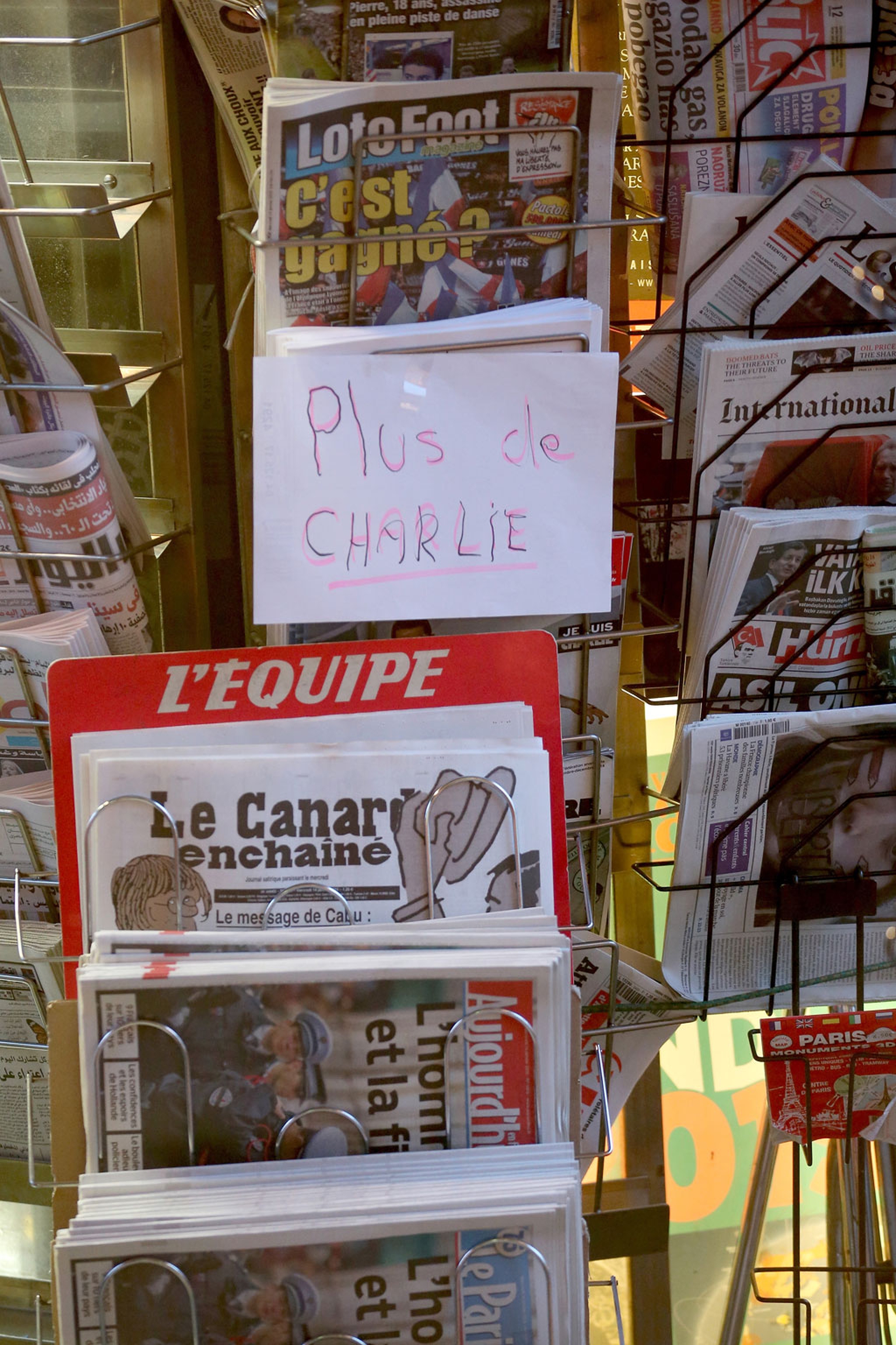 Charlie Hebdo nelle edicole di Parigi