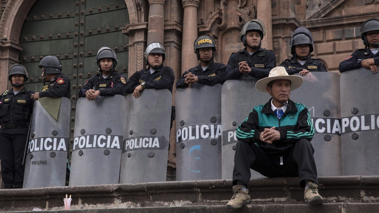 Molti peruviani protestano contro l’impeachment