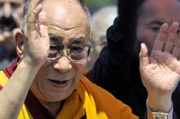 Summit dei Nobel per la pace a Roma. Il Sudafrica nega il visto al Dalai Lama, noi no