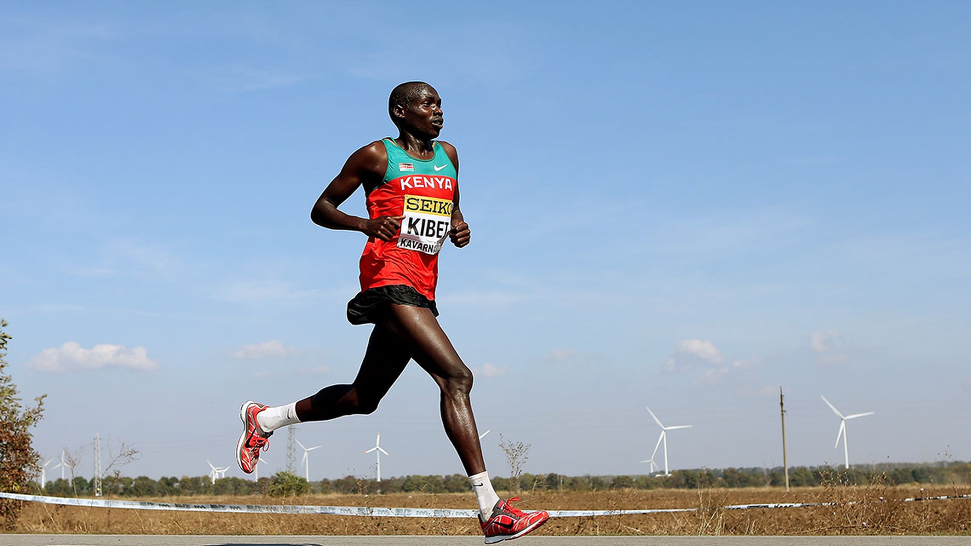 Спортсмен бегающий на длинные. Кипчоге бегун кенийский. Календжин племя. Кепчуга бегун. Хенри роно кенийский бегун.