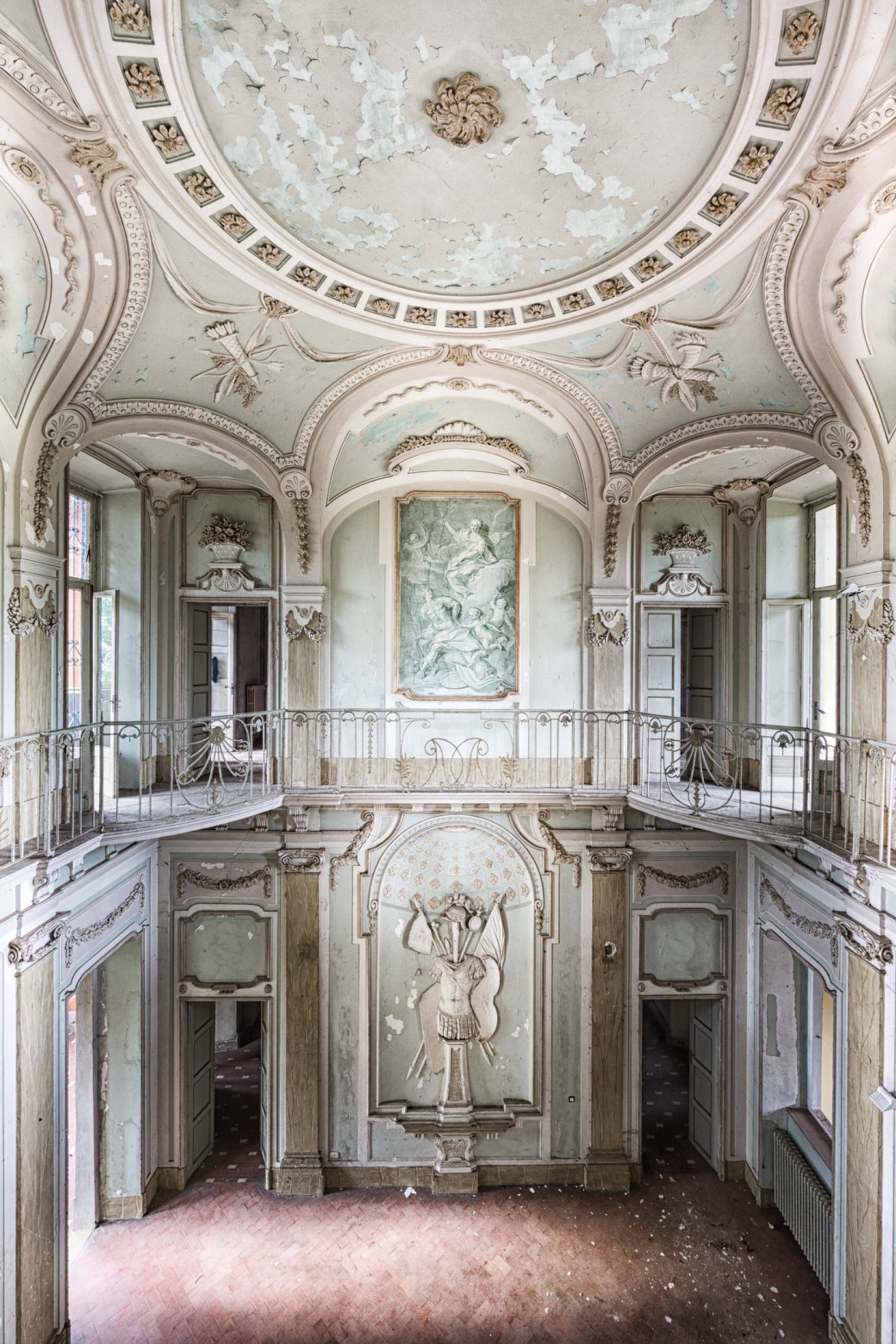 TheHouseOfTheLaughingWindows_08