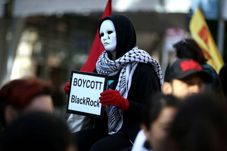 Attivisti manifestano contro BlackRock © Justin Sullivan/Getty Images