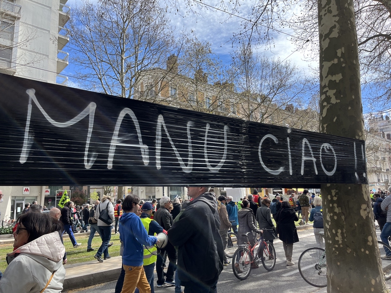 Uno striscione ironico contro Emmanuel Marcon, abbreviato "Manu", durante una manifestazione contro la riforma delle pensioni