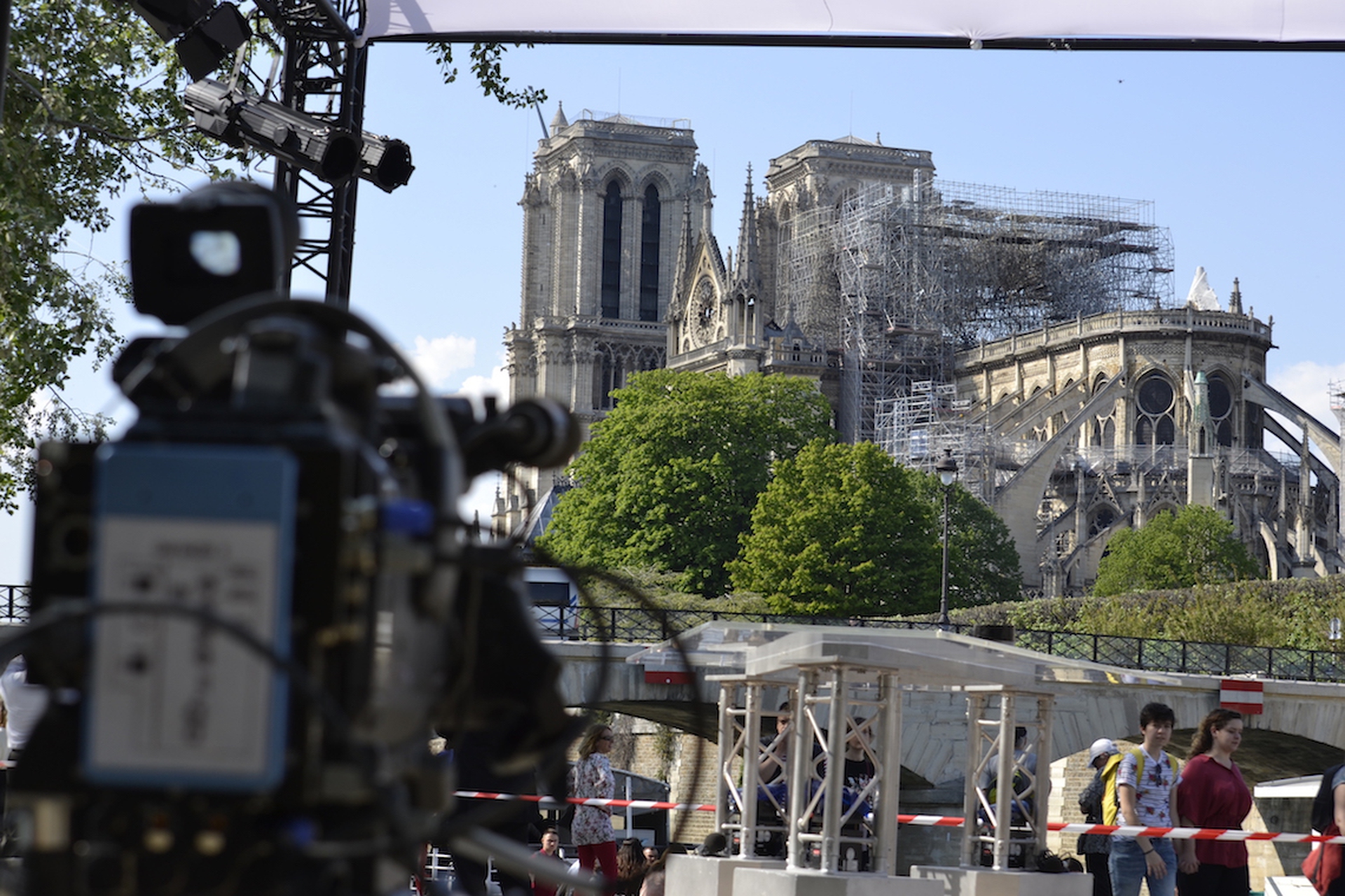 La cattedrale di Notre Dame a Parigi dopo il rogo15