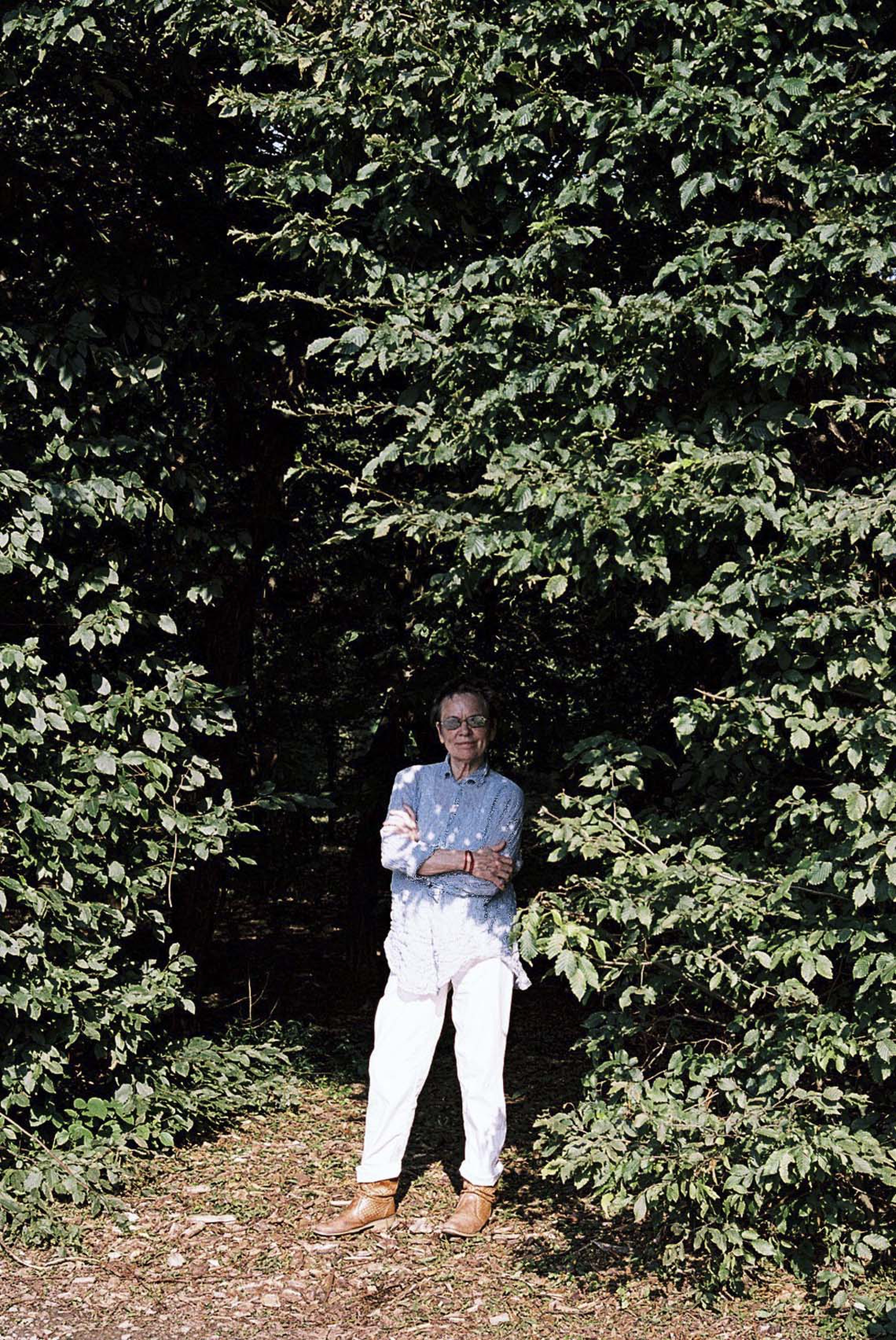 Laurie Anderson mentre pratica tai chi ritratta a Terraforma da Adrianna Glaviano 1