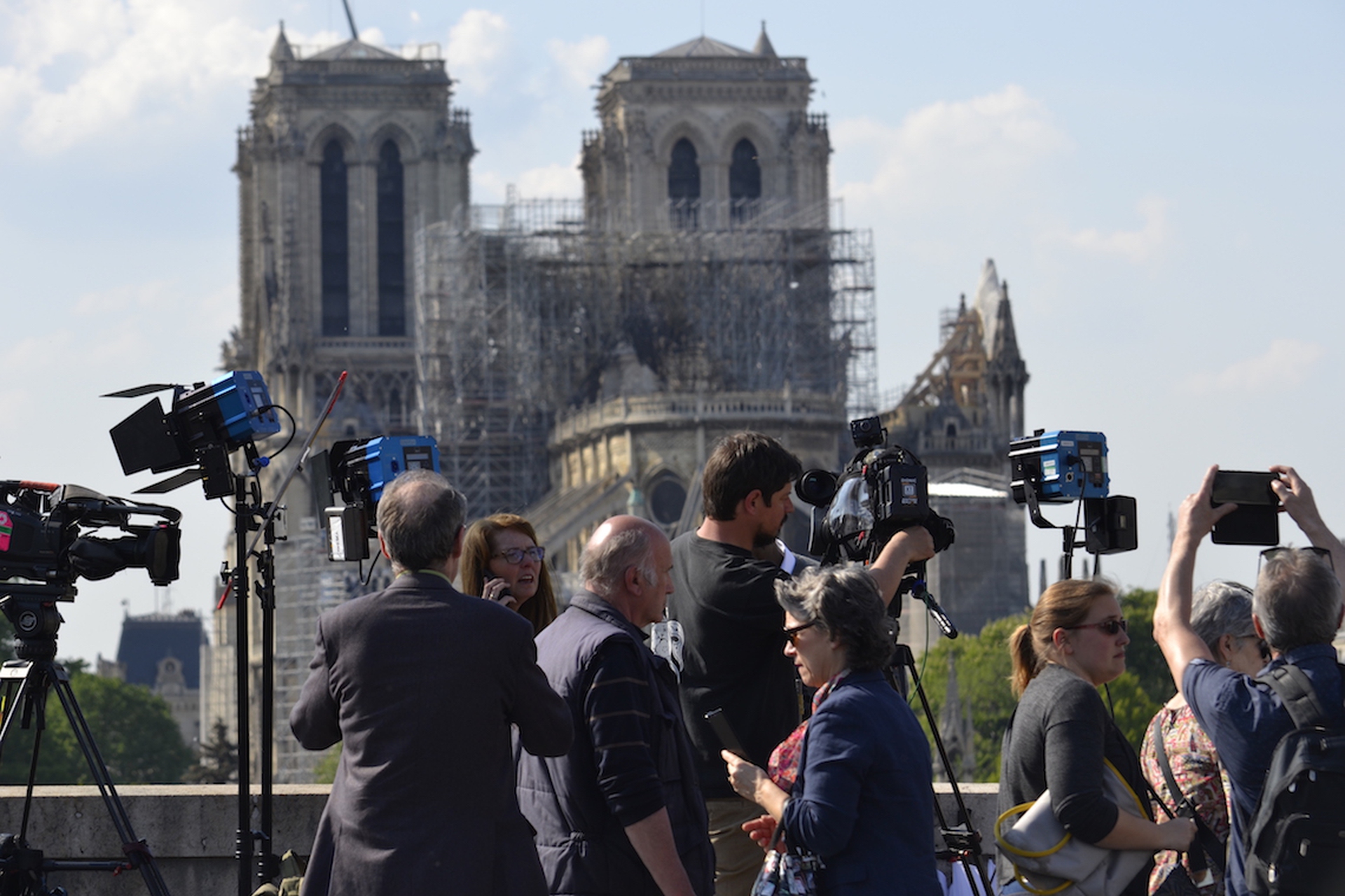 La cattedrale di Notre Dame a Parigi dopo il rogo8
