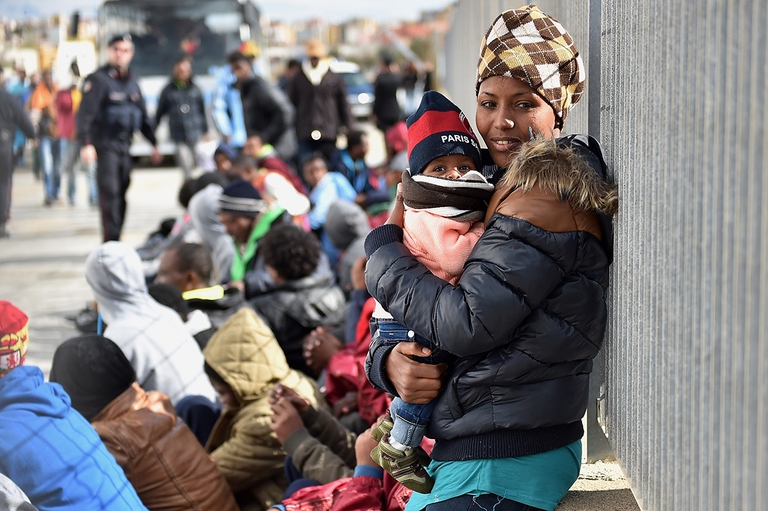 Una donna con il proprio bimbo a Lampedusa © Tullio M. Puglia/Getty Images
