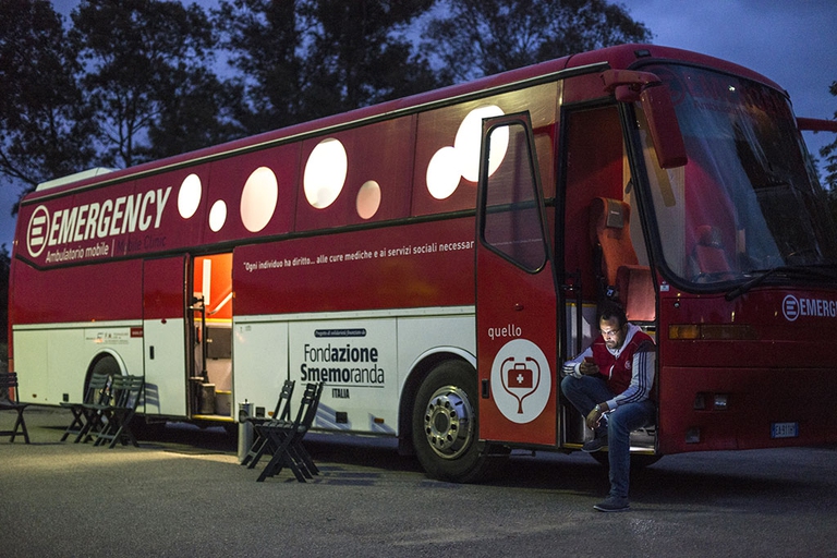 Una clinica mobile di Emergency in Italia