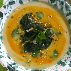 Crema di fave alla curcuma con ortica e sesamo © Beatrice Spagoni