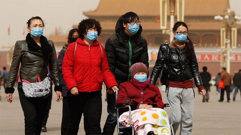 Uno dei metodi più banali per proteggere le vie respiratorie dai danni delle Pm è usare delle mascherine per filtrare l'aria