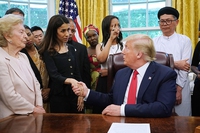 Il surreale incontro fra Donald Trump e Nadia Murad