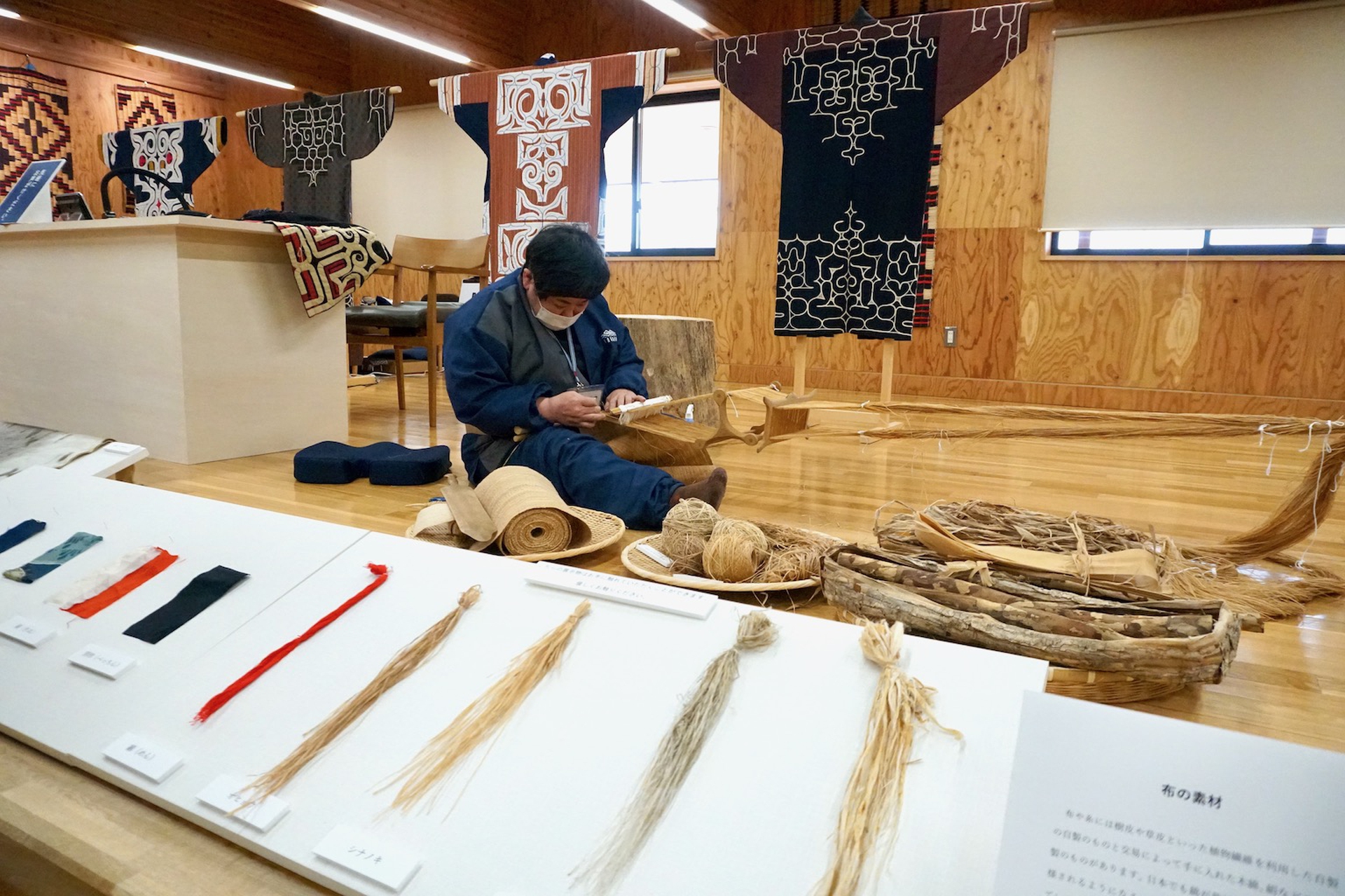 Artigiano Ainu nell'Upopoy crafts studio