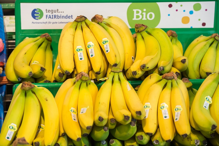 Banane equosolidali in un supermercato